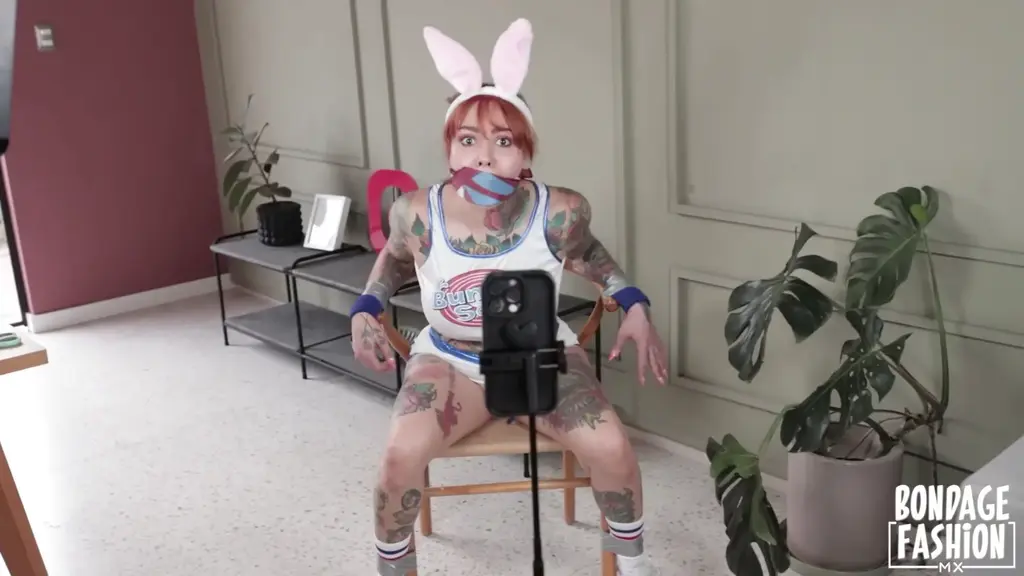 AFBV13 The Bondage Bunny Ariana Foxx the bunny was recording a video for her fans when she suddenly gets caught by the bondage bandit. She is taped up on a chair for her fans to see. She struggles but is unsuccessful on escaping so her captor decides to tape her outside of the chair. She struggles on the hard floor in her basketball outfit with some white socks...<br>兔子阿丽亚娜·福克斯正在为粉丝录制视频，却突然被捆绑匪徒抓住了。她被绑在椅子上，供粉丝观看。她挣扎着想要逃脱，但失败了，于是绑匪决定把她绑在椅子外面。她穿着篮球服和白色袜子，在坚硬的地板上挣扎……<br>
