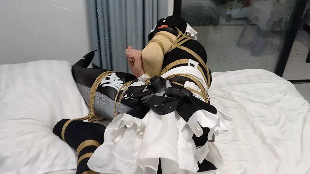 鲨鱼娘的紧缚驷马tk cos绝区零的鲨鱼娘，艾莲·乔，超大马具口球堵嘴＋全身紧缚＋驷马，最后被放置挠痒