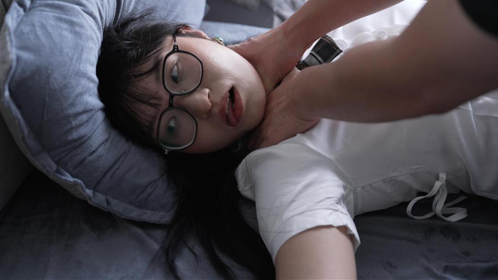 超时的外卖 故事简介：午后，独居女性小麦因外卖超时半小时、系统却显示“已送达”而感到愤怒，决定按规则投诉。外卖员多次请求，说这一单扣款会毁掉他的满勤。小麦冷冷一笑坚持投诉。外卖员情绪失控上前独挡小麦关门，争执间失手将小麦重重推倒，她的后脑撞上墙壁，当场晕倒在地。外卖员看着倒地不起的小麦，惊慌失措间上前查看并将小麦抱到房内，小麦醒来后威胁外卖员要报警，外卖员在层层压力下终于痛下杀手酿成大错。----------女演员为新人小麦，请各位同好多多支持 定制联系qq2576361018
