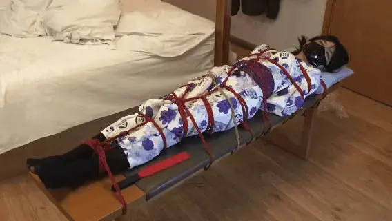 男娘和服长凳日式菱角固定 zdb+手动折磨 这是一期很久以前的库存视频，感觉效果不太好，同时感觉黑裤袜跟这个衣服不太搭，所以一直拖着没发。印象中这次的感觉非常好，被固定在长凳上无法动弹，浑身上下只有脚底板和脖子能活动。同样先是被zdb刺激，后面则是直接把下面露出，用手不断刺激，这种姿势偏偏还能看到自己的下面被玩弄，感觉比较羞耻，最后也是无力的被折磨出来了。视频重要部分有遮挡，介意请勿购买，谢谢。