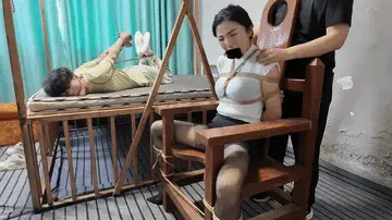 母子捆绑游戏之遇险下集 李大侠原创、接上集、儿子见过同学回来，不见了妈妈，急忙到处寻找，房间里面的男子听见动静，赶快停止了对妈妈的玩弄，悄悄的躲到门后，拿起木棍，趁儿子进到房间解救妈妈的时候一棍打晕儿子，把儿子驷马绑到床上，吊起胳膊固定，当着儿子的面继续玩弄妈妈，儿子眼睁睁的看着妈妈被玩弄，嘴被口球紧紧的堵着，只能发出呜呜的声音.....本工作室提供私人定制绳艺视频、定制绳艺体验、约拍模特、牢房体验、私人定制体验、剧本体验、出售配方麻绳、原味、另外招募绳艺模特、视频统一解压密码h123456 定拍联系QQ1642384671加我注明妖狐吧，需要解压两次，密码一样