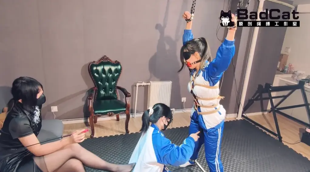 【BadCat】【依依X妙妙X多比】《重生之 我在鞍山当后妈》【继母趁父亲外出打工 对两个女儿找茬欺辱 两个女儿下药迷晕继母 狠狠报复】【出售原味】 大家好，我们是BadCat工作室。求关注 求关注！！！<br><br>【最新资讯】<br>新模特 多比 已正式加入本工作室 接受各种定拍 演技十分出色 欢迎大家定制<br>工作室新开设 伪娘摄影 cos/女装捆绑摄影 等服务 白菜价格 有兴趣的欢迎咨询<br>新伪娘绳模 小零  可接定拍<br>新伪娘绳模 雪碧喵 可接定拍 也可做为摄影拍摄 <br>新女S 时汐 的首秀 目前 时汐 也可接定制视频 暂时只接S向 <br>捆缚模特目前四位  妙妙 咲希 依依 小雨（长期接受定制 线下也可组合实践）<br>伪娘绳模 雪碧喵 也可以接受定制 <br>天津合作模特 雪儿 （可接定拍 不时我们会过去 或者她过来）<br><br>【工作室简介】<br>* badcat工作室 坐标辽宁鞍山 <br>* 有专业的男女绳师 可提供专业定拍和体验 <br>* 未来会向cos拍摄 绳屋方向发展 <br>* 女生线下只做S 想线下捆她们的就不用问了 <br><br>目前其他平台的盗版视频日益猖獗 我们这个小作坊还是希望大家能够多多支持！<br>BADCAT 工作室专用QQ 2723822894  业务咨询 线下体验等事务 欢迎加他<br>女生个人VX 会收门槛 希望理解！<br>【工作室推特】@surelovemeng 工作室X刚刚成立 喜欢的宝宝欢迎关注！！<br><br>【本作内容】<br>本作是新模特多比的第三部影片 由表哥自导自演 本喵饰演叛逆的女儿 <br>自从本喵和依依搭档以来 越来越多的朋友说我们俩像双胞胎 但是我们一个南方一个北方 除非从小就被拐卖了 不然不可能<br>但随着时间的推移 工作室里面 依依也是很快融入到我们之中 并且特别踏实勤奋  每次学绳都要记笔记和录视频 过来体验的朋友也有几位领教过依依的绳技了<br>给的反馈都还不错 依依也励志想成为一名专业的女绳师 希望大家也能多多支持 然后多比虽然刚刚只拍了几部片子 但表现力和专业程度堪比专业演员 <br>后来熟悉了之后才知道 原来多比是一名剧组的执行导演 导演短剧和一些广告之类 对这种拍摄得心应手 <br>总之很庆幸 本工作室能从一个小作坊 慢慢成长为一个专业的绳屋 也能吸引到这么多志同道合的朋友 同时也感谢大家的赞助和支持 本喵在此谢过啦<br>最后本剧的内容 来自多比的一个想法 也是之前她导演过的短剧里面的内容 然后把它圈内化 简单的说就是本喵和依依是姐妹 父亲出门打工 把我们交给后妈<br>结果后妈每天欺负我们 踩我们手 逼我们干活 还把本喵吊起来 让姐姐依依用棒子震本喵 最后还把我们两个锁进笼子睡觉<br>后来本喵说服了姐姐 趁后妈睡着把后妈的药换掉 之后把后妈捆成K9 牵着出来狠狠的报复 并拍照 最后将她关进笼子 狠狠的报复了回来 <br>剧情特别精彩 欢迎大家支持！<br><br>【定拍/体验需知】<br>本工作室定拍 一律不露脸（戴口罩/眼罩）<br>只拍摄的都是一些清水擦边的作品 大尺度的内容 就不必询问了 <br>目前主做cos 剧情 百合等内容 最低600就可以订拍！<br>我们只是因为爱好并且想分享出来赚点零花钱而已，那些想歪的和喜欢大尺度的就不用联系我们了！<br>拍摄时间双方商量确定 决定定拍后 需要交付定金 方便我们安排拍摄时间<br><br>PS:工作室定拍收取的订金 一旦收取 没有特殊原因是不予退还的 这里必须说清楚 望各位定拍的粉丝知晓<br>定金的目的就是约束双方履行承诺的 如果真的因为后续原因 客户资金不足或其他原因 那只能按客户跑单计算<br>如因本工作室原因 会予以部分补偿 或全额退款 <br><br>关于体验 <br>本工作室本着健康约绳 释放压力为主 可提供部分恋足等内容的服务 但不要提什么裸露哪里的，这是线下体验，不是别的！<br>还有地区太远想考虑下的什么的也请想清楚能不能来，再联系我！我们在辽宁鞍山！！ 重点 在辽宁 鞍山鞍山！！<br><br>工作室对于男女绳师 约绑的费用是不同的 <br>现在专门推出男绳师捆绑服务 最低300起约 欢迎咨询！<br>如有伪娘CD TS等女装需求 服装请自备！<br><br>【招聘信息】<br>工作室长期招聘 鞍山本地及周边合作的模特 互勉/有偿均可 详情欢迎咨询！<br>伪娘这边应聘绳模是没有工资的，但如果相貌身材优秀的话，是可以长期互勉拍摄的，能接受的联系我！不能的话就免开尊口啦！<br><br>【赞助/联系我们】<br>工作室紧缺cos服，有想看cos捆绑的可以尽情赞助<br>其他大型道具 或者金属皮具 想看我们使用的 也欢迎联系我们！<br>BADCAT 工作室专用QQ 2723822894 <br><br>【写在最后】<br>【BadCat专用麻绳】现也对外出售 品质绝对过关，有需要的朋友欢迎联系我们。<br>【BadCat原味丝袜】黑丝白丝肉丝都有，包括视频里和塞嘴里的，有需要的朋友也可以联系我们，加好友时留言妖狐吧原味，可享原味包邮服务，每人限一次哦！<br>联系方式统一加QQ：2723822894  仅限业务咨询 想加VX的需要门槛  闲聊勿扰！