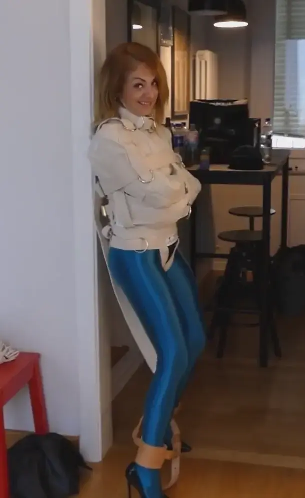  PSJ-2024-AZ-05 Alba Zevons First Encounter With A Maxcita Straitjacket 这是阿尔芭·泽文第一次身穿紧身衣和闪亮的Leohex连裤袜，被束缚在厚重的Maxcita束缚衣里，而且不仅仅是在我这里。这位《惊魂记2》的模特感觉如何？她还戴上了军用风格的皮质脚踝束缚带。看看她能不能挣脱吧？她对此信心满满！屏幕上的束缚过程。It is the VERY first time for Alba Zevon, dressed in a leotard and shiny Leohex pantyhose to be bound in a heavy duty Maxcita straitjacket ever, not just at my site. How does the Psycho II model feel? Also she gets military style leather ankle restraints. Lets see if she can escape, right? She is very confident about that! Onscreen Strapping.