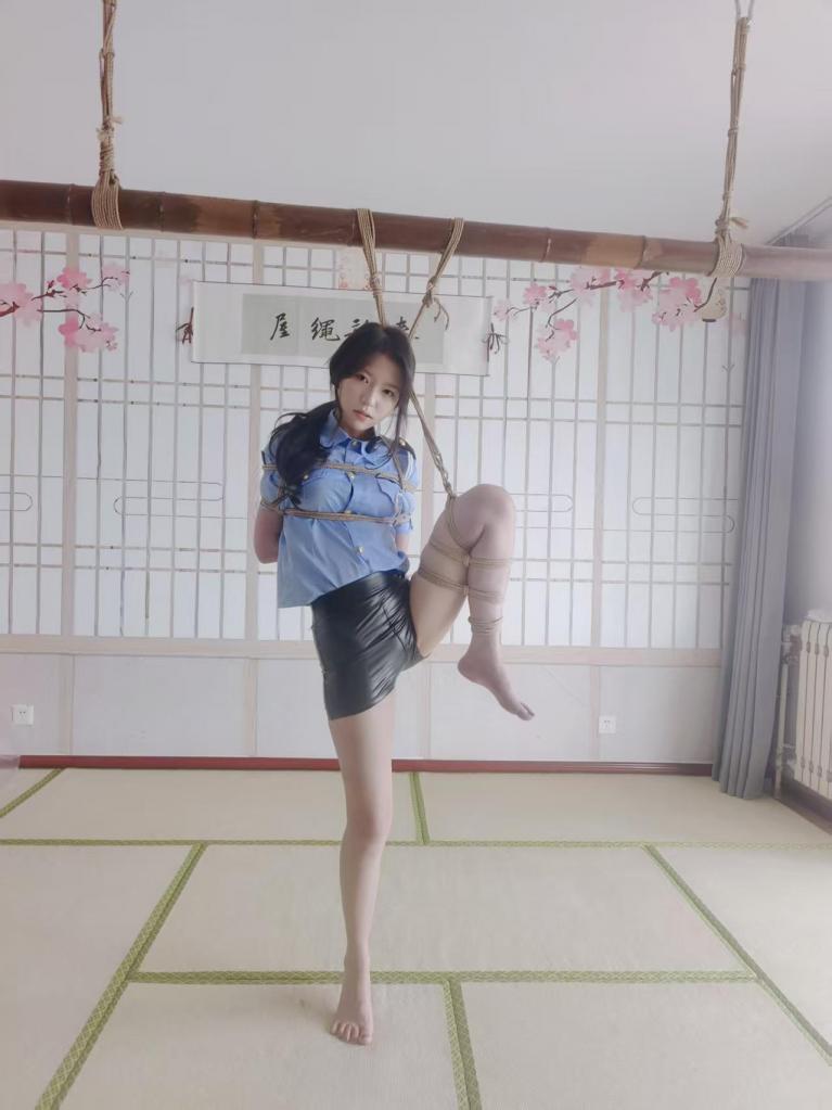 秦韵绳屋 兄妹游戏之女侦探与绑匪 五一休息了几天。今天是汶川地震纪念日，向曾经受难的同胞表示慰问。<br>这部片子是袅袅的突破之作，内容很多，马具型口塞，打屁股报数，挠痒，驷马放置，裸足...诸多元素，请大家慢慢欣赏吧。<br>本片经过模特知情同意进行拍摄，无任何真实暴力发生。<br>秦韵绳屋祝大家：马年行大运，发大财。<br>业务QQ：1937963514，可接定拍，约拍，线下体验，欢迎骚扰。<br>解压密码：qinyun