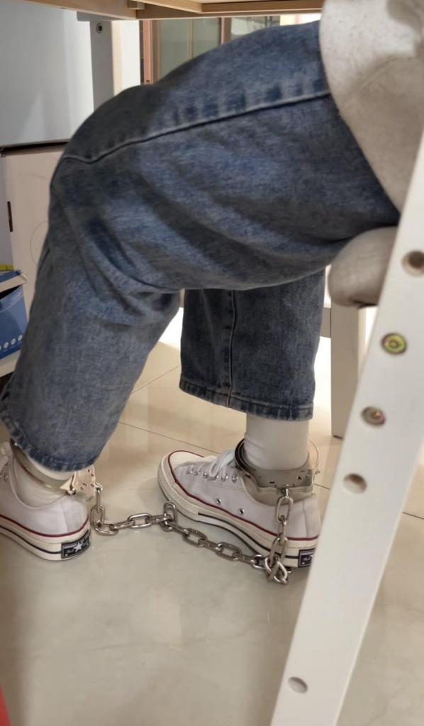 18岁女高中生的镣铐vlog-拘禁学习 真实女高出镜，这是三月份她第二次戴脚镣时候的记录。<br>妹子戴着手铐和脚铐开门回家，坐到沙发上检查一下脚铐，吐槽今天脚铐太紧了，勒的有点疼，走到书桌看了会儿书，上床，把自己铐成驷马，然后侧躺睡觉。<br>她妈妈给她盖好被子。睡了一会儿叫她起床，给她钥匙自己打开手铐，光脚踩后跟穿匡威帆布鞋，这时候脚铐显得更紧了。<br>她嫌这个脚铐太轻，找了很久在窗台上找到了被藏起来的黑铁重镣，自己带好走了走，感受一下，然后到卫生间洗漱，开始戴着镣铐学习，坐久了脚镣压脚后跟有点疼，妹子尝试把脚镣退下来，结果腿到脚后跟再也取不下来，还让脚后跟更疼了。之后完成了拖镣走路任务。<br>然后到房间，戴着脚镣换裤子，妹子详细介绍了戴镣换裤子的方法，之后带上手铐，把脚镣放在包里，外出到公园完成1000米走路训练，走完脚后跟都被脚踝硌青了，期间有人看见，只能蹲着躲避。<br>布莱恩原创作品，支持定拍，脚镣定做资讯（有偿），二十多位妹子的戴脚镣经历，可以提供适合的参考，有女生模特约拍也可以联系 1071263211