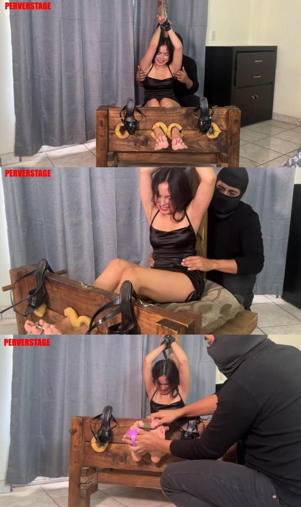 Can't help but enjoy having this beautiful girl at his mercy 欧美足枷拘束tk<br>Sophies sweet little face soon transforms into one of suffering and unrestrained laughter. Tying her to the grotesque stocking proves excessive for a defenseless pretty girl like Sophie. Her small feet, 23 cm (US size 6, EU size 35), are immobilized with toe cuffs. A tickler cant help but enjoy having this beautiful girl at his mercy and listening to her lovely, sensual laughter. But it cant stay that simple. Sophies soft soles are irresistible to any fetishist. Those long toes move sensually, inciting a good lick. Their taste is like a princesss foot, and their clean, pheromone-laden scent only makes it harder to let her go.