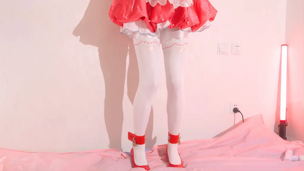 【伪娘·大射爆·高跟鞋·女仆·贞操锁】KMM-79（4K） ⚠️本作中仅使用手铐，没有绳子相关元素，介意的话慎拍哦！<br>-<br>网盘解压密码（复制方括号里的整段文字/请用电脑解压）：【Twitter:@SakuraSamaQwQ】<br>Unzip code:【Twitter:@SakuraSamaQwQ】<br>-<br>⚠️定拍须知⚠️<br>请先拟好剧本，可以直接发文字，或者提供其他人拍摄的作品，并注明哪些是重点要求，价格会根据具体情节难易程度决定。服装请参考我主页之前发过的内容，如果没有请自行购买。<br>QQ: 340094037（不线下/不体验/不招募）<br>-<br>平台保管库文件大小限3GB，在线观看即使选择最高画质也是压缩之后的，如需4K画质请下载百度网盘里的文件，感谢大家支持原创！<br>Online video is not original quality. Please download file from BaiduNetdisk for 4K-quality video. Thank you for watching!<br>-