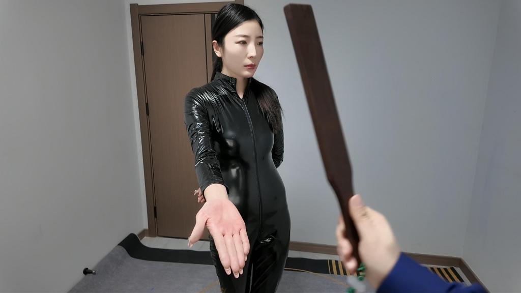 惩罚李老师打手心两百下 李大侠原创、 校长（拿起桌上的戒尺，声音透过麦克风传遍整个会议室）：各位老师，教书育人，责无旁贷。李老师所带班级，学生林玥屡次犯错、屡教不改，学风建设出现疏漏，这是我们教学工作的失职。按校规，教不严，师之惰——今日，罚李老师左右手各一百下，共二百下，以儆效尤。最后二十下，不许闪躲，连续打完。 本工作室提供私人定制绳艺视频、定制绳艺体验、约拍模特、牢房体验、私人定制体验、剧本体验、出售配方麻绳、原味、另外招募绳艺模特、视频统一解压密码h123456 定拍联系QQ1642384671加我注明妖狐吧