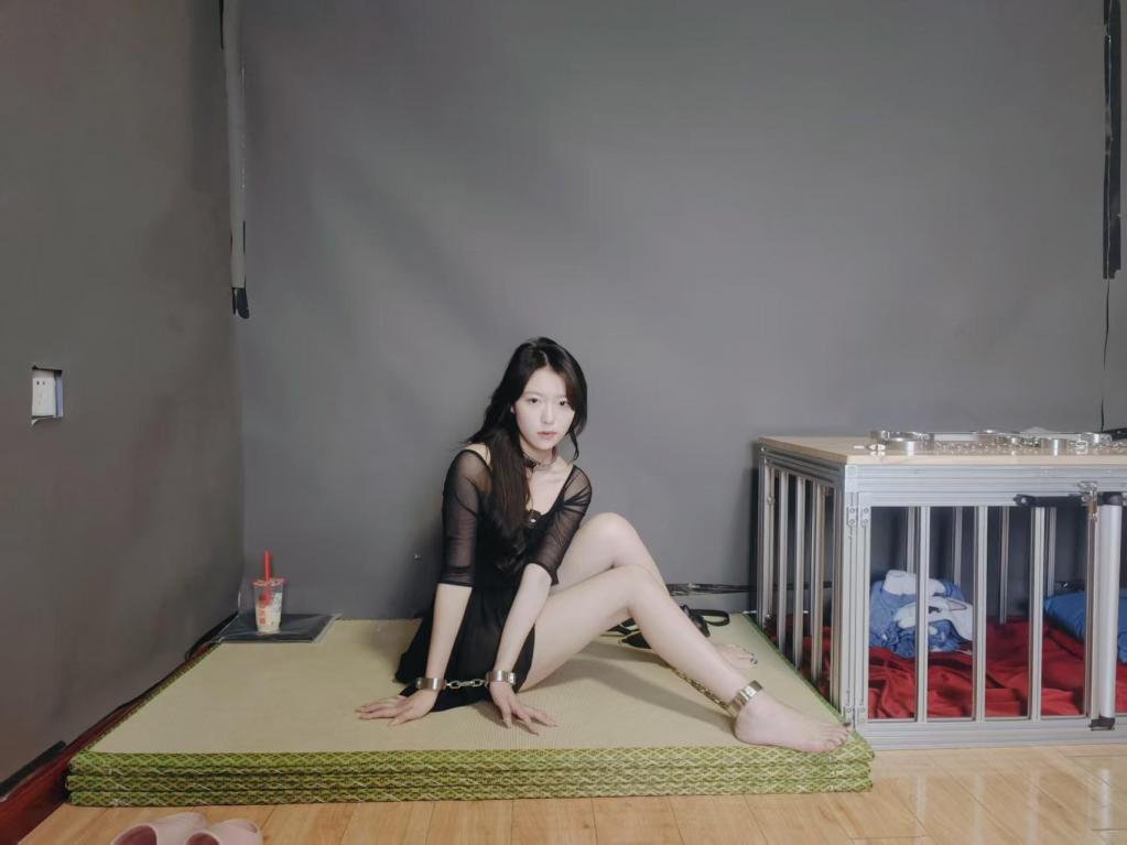 秦韵绳屋 自娱自乐被锁楼道的经历 家中无人，袅袅自娱自乐，后来被突然回家的家长发现，拉到楼道禁锢放置...<br>本片经过模特知情同意进行拍摄，无任何真实暴力发生。<br>秦韵绳屋祝大家：马年行大运，发大财。<br>业务QQ：1937963514，可接定拍，约拍，线下体验，欢迎骚扰。<br>解压密码：qinyun