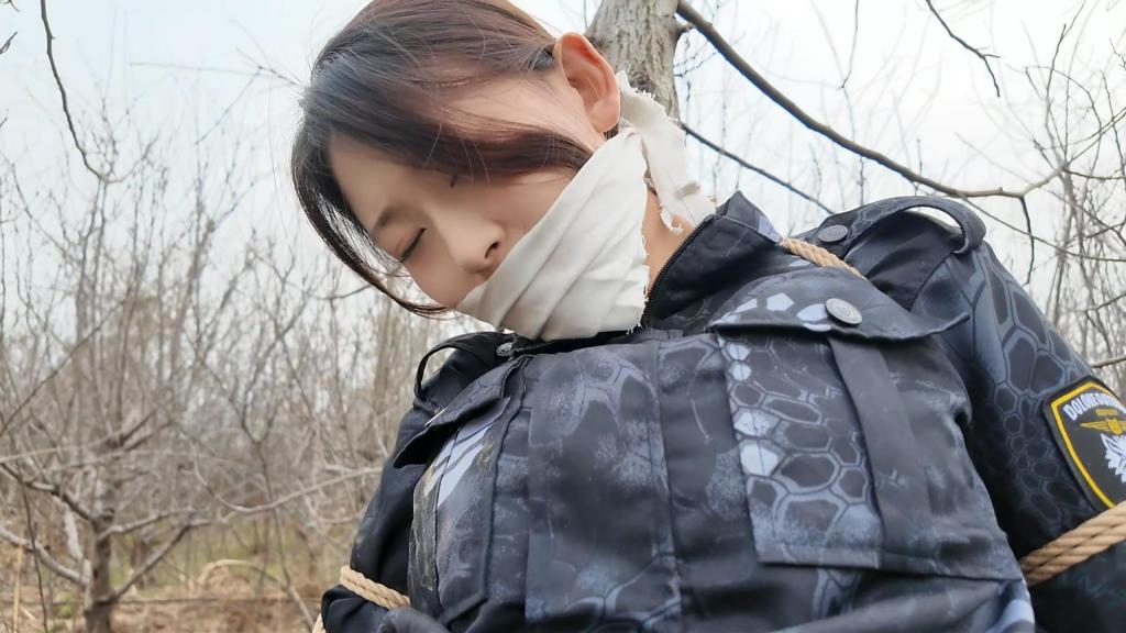 巡逻 李大侠原创、特战队长巡逻，被敌方抓获，被迫坐桩，站直枪抵私处，最后被白布堵嘴绑到树上，，，，本工作室提供私人定制绳艺视频、定制绳艺体验、约拍模特、牢房体验、私人定制体验、剧本体验、出售配方麻绳、原味、另外招募绳艺模特、视频统一解压密码h123456 定拍联系QQ1642384671加我注明妖狐吧