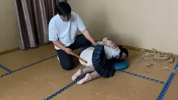 【山鬼工作室·】新模特--在校大学生邓欣欣。初次体验。柔韧性还不错。接受度高。偏m。 【山鬼工作室】在校大学生邓欣欣初次体验，直臂，五花，极限驷马。戒尺打屁股身体不自觉颤抖，手指放在嘴边主动舔舐，有待开发，m属性十足。解压密码sg456。【山鬼工作室】面向全国爱好者开放，本店提供绳艺捆绑模特服务，体验女绳师捆绑服务，体验长时间囚禁服务，绳艺教学培训，绳艺交流会，场地出租，专业麻绳销售，原创视频套图销售，作品私人订制，模特原味丝袜出售等，另外本店招募同好合作伙伴。微信:siyao07280612(司瑶）QQ:1077384455（司瑶）