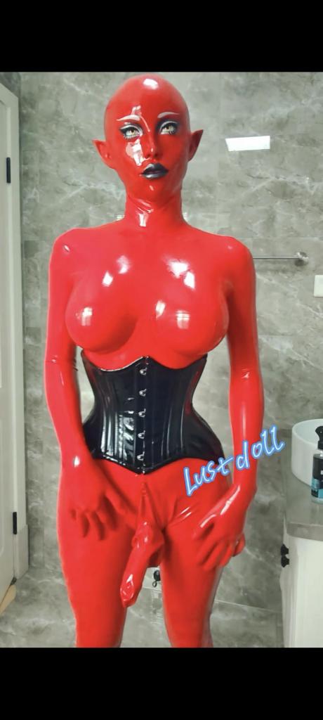 紫色透明胶+漆皮zentai+红色连身胶试穿 大家好 这里是lust 这次视频是一个超级大试穿合集 总共是三个视频剪在一起 第一个是紫色透明胶的试穿 这个没有很长 主要就是试穿紫色透明胶加上红嘴头套的效果 第二个是在紫色透明胶的外面叠穿上了一个漆皮zentai 其实还是很好看的 而且胸部的乳钉也都展示出来了 但是这个zentai真的太窒息了 带上头套之后 完全吸附在身上没有办法呼吸 lust已经是窒息很强的了 还是没办法支撑到拉上拉链 真的好可惜 最后一个是红色连胜的胶衣 手套是拼接五指的哦 真的是除了脸窗 完完全全都被包裹在胶衣里面了 真的超级舒服 最后试戴了下深喉面具 口塞有点太长了 坚持不了太久 如果有大佬喜欢这几套穿搭可以找lust定制视频哦 lust最近真的买了很多装备 超级大破产 希望大家喜欢这个剧情 想观看更多欢迎关注lust的x：@Dream_magicdoll  感谢！