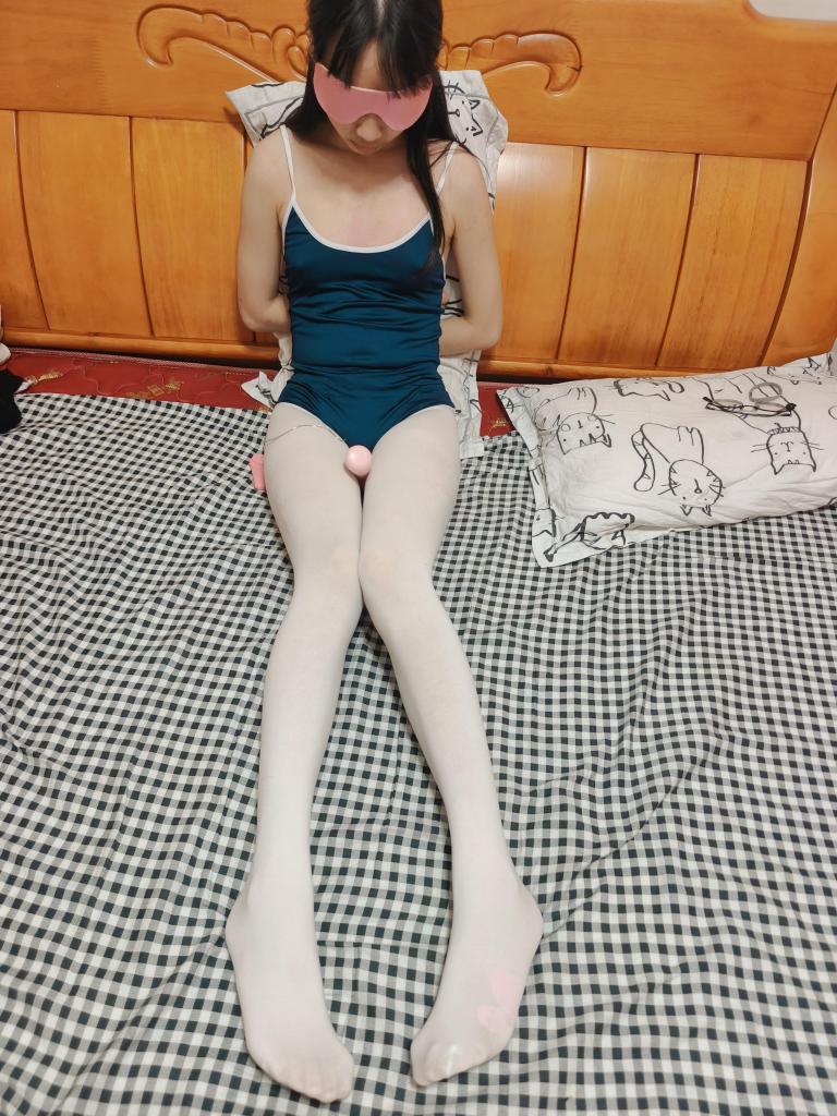 真实刚成年的小妹妹体验绳子和小玩具3 - 小妹妹感觉玩上瘾了，这次自己带来了死库水的衣服和白丝，穿上之后十分地吸引人，白丝美腿又细又长，让人垂涎欲滴。绑好之后继续用td小玩具挑逗她，这次还让她体验了股绳。不过小妹妹说目前还没有gc呢，看来后面还得加大力度。后面看的人多的话准备发一点小视频出来，欢迎大家私信交流。 [丝袜,泳衣,白丝,眼罩/蒙眼,股绳,跳蛋,泳装（连体）,震动棒,连裤袜,M腿]