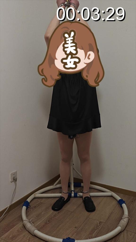 【酸酸】小mの自缚-金属手铐脚铐-定时-训练器强制射 今天酸酸被老板叫去加班，可恶啊。。。心情不好本来想调m的奈何感觉身体太累到家前就先给小m布置自缚任务，让小m强制站立把自己的双手双脚拷在杆子上在带上训练器强制射。。。接下来慢慢享受吧！今日视频因为酸酸没有出镜，打骨折呦！<br>祝妖狐吧朋友们周末愉快 嘿嘿！<br>原味私信或者加Q1700495721<br>QQ目前只加购买原味的的小狗呦！务必注明来意