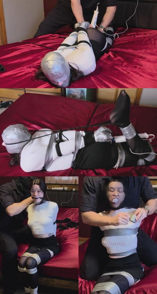 Jane Sensually Tricked 简走进房间，即将和她的主人享受一段充满乐趣和感官刺激的时光。一切都开始得非常美好而纯真，绳子缠绕上去，气氛和感觉都非常棒。他给她戴上口塞，气氛开始变得非常暧昧。然后他拿出一卷她没注意到的胶带。她有些犹豫，但还是顺从了他。他开始缠绕，把她缠得非常非常紧。他用胶带把她的身体缠在绳子上，把她的双手绑成小球，最后，他开始用胶带把她的整个头都缠起来，但在缠之前，他先用她自己的袜子塞住了她的嘴！她的眼睛并没有完全被遮住，只露出鼻子。他把她拉起来，开始捆绑她，但在捆绑之前，他还用按摩棒给她加了点“小惊喜”……她完全无助，任他摆布，被严严实实地捆绑着，按摩棒在她身上游走，让她在自己的痛苦中挣扎！Jane enters her room with what is soon to be a very fun & sensual opportunity with her Dom. All starts off very good and innocent, ropes go on, very good vibes and feelings. A gag is added and things start to get very touchy. Then he grabs a roll of tape that she didnt even see. She isnt sure about it but goes with it. He starts wrapping and wraps her up very very tightly. He tapes her body over the ropes, he tapes he hands into little balls, and he finally turns his efforts to engulfing her whole head in tape but stuffs her mouth with her own socks before doing so! She is not completely blinded and only her nose is visible on her face. He takes and her and begins to hogtie her but adds a little fun treat with a wand before he does so...she is completely helpless and at his mercy as she is strictly hogtied, vibed and left to wallow in her own misery!!!