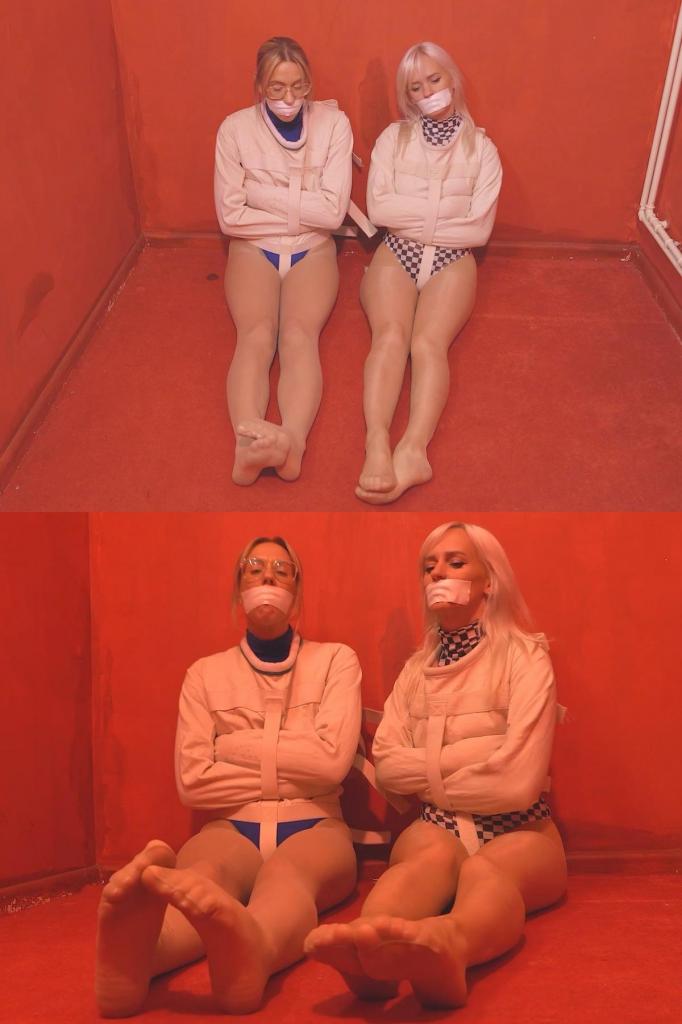 5191 Sandy and Layla in Red Room Straitjackets 不是一个，而是两个！是的，红色的房间刚好够大，可以容纳穿着束缚衣的莱拉和桑迪。Not one, but TWO! yes, the red room is just big enough to get both Layla and Sandy in whilst wearing their straitjackets.