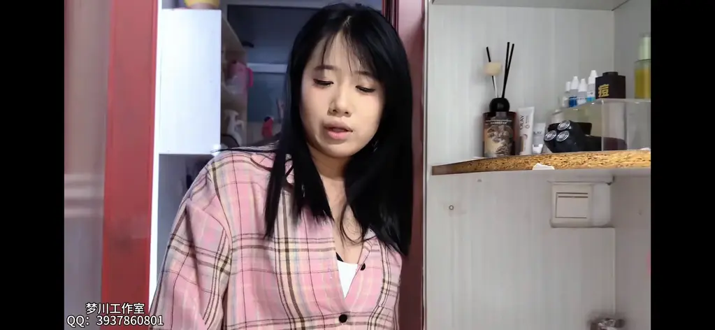 医学院女学生 梦川工作室作品，演员：小骨；工作室联系方式在视频左下角<br>场景一：小骨从医院下班后回到家，在家门口被小七持刀捂住嘴劫持。小七<br>劫持着进入屋内，逼迫她交出钱财。在看到小骨的美貌后又强行扒下她的衣服，<br>使其仅剩内衣裤。小七还想有进一步侵犯小骨的动作，遭到小骨的奋力抵抗。于<br>是小七用扎带反绑住她的手腕，又找来了医学院特有的医用白色纱布，一股脑都<br>塞进了小骨的嘴里，让她靠在床头柜边，头歪在床沿。接着区看看还有什么值钱<br>的东西。但是找了几圈也只有区区几百块钱，小七很生气。看着那边还在挣扎的<br>小骨，想着不能留活口。于是拿起刀一步步走进小骨。小骨察觉到后拼命摇头，<br>并发出“嗡嗡”声响。小七俯下身子，用手捂住她的嘴，用刀在其肚子上刺了几<br>刀，将其杀死。<br>场景二：工作了一天的小骨回到家里，脱去外套，准备洗漱（这时她上身<br>穿着一个小吊带，下半身穿着内裤和肉丝连裤袜）。但是她刚才脱衣服的时刻都<br>被小七看见了。小七是个无业游民，因为欠了大量赌债准备入室抢劫。在发现小<br>骨孤身一人后准备把她当做下手的目标。小七悄悄靠近小骨，捂住嘴将其劫持。<br>把她放到床上后，用扎带反绑住她的手腕，在脚踝和大腿也各绑一处扎带。在问<br>出财物下落后又用布条勒住她的嘴。小七这次捞到了不少好处，转头看到小骨的<br>姿色，脑子里冒出来一个邪念。他来到小骨的身边，把她的吊带卷起推到脖子处，<br>在看到她的胸罩和肚子后，已经不能控制自己了。小骨这时拼命反抗，把小七踢<br>了下去。小七恼羞成怒，把小骨趴在床上，然后骑在小骨身上，用一边的肉色丝<br>袜在其脖子上缠绕几圈然后勒紧，几分钟后（小骨一开始还在挣扎，渐渐地挣扎<br>变小），小骨被活活勒死，尸体状态即为上面刚被发现时的状态。