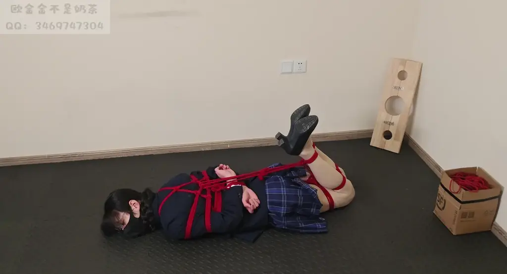 【欧金金工作室】【定拍】制服JK的绑架监禁调教～驷马拘束・tk玩弄・強制ZJ 在毫无防备清理着游戏日常的JK，猝不及防的被沾满迷药的手帕捂住了口鼻。意识沉入黑暗，再度醒来时，身体已被麻绳牢牢捆成了驷马，等待她的是无尽的玩弄调教<br>从未被人触碰过的精致脚掌，被无情玩弄，她从来不知道自己那里如此敏感。她拼命扭动身体想要逃离，可驷马捆绑让她无处可逃，只能被强行按压着承受一波接一波的瘙痒，身体在笑声和哭喊的交界处反复崩溃。<br>而在她最脆弱时，邪恶的绑匪脱下了她的裙子，将早已蓄势待发的搾精器压了上来，开关开到最大，等待她的是无尽的快感榨汁地狱，直到身体彻底被榨空，彻底沦为只知道高潮的性爱奴隶……<br><br>（出演被缚模特是本工作室的伪娘~，请注意甄别~）<br>(网盘为4K版，视频大小：7.97 GB，双重压缩，解压密码在第一次解压后的txt文件里)<br>如对内容感兴趣或想要定拍及其他需要~请联系企鹅: 3469747304交流喵~<br><span style='color:#b0b0b0;'>[隐藏文字，购买后可见]</span>