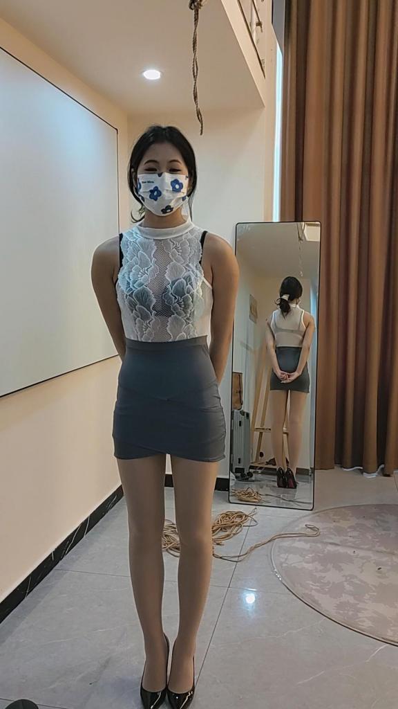 文慧透视装美胸！直臂弯腰吊！手全麻！！ 文慧透视装，美胸一览无余！拘束感拉满的姿势，站也不是坐也不是，更躺不下来！直臂加细高跟！丝袜美腿！！文慧约拍定拍3401955913