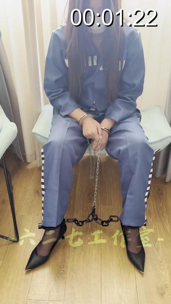 新人小女犯入监计划 第一次在狐妖发视频，视频时长八分钟，包含黑丝，脚镣，手铐，押解，审讯等等元素，希望大家能喜欢呀，谢谢大家。定拍可加QQ256220850
