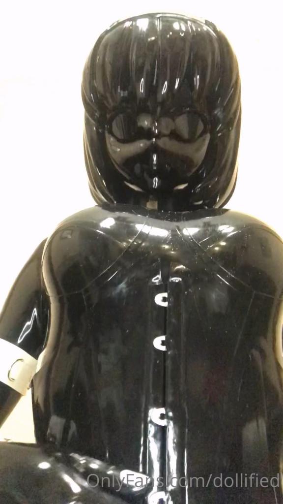 Kaya （Jul 23, 2021） 出自:dollified<br>Kaya （Jul 23, 2021）<br>胶衣娃娃的自娱自乐....大棒子对准位置开始震动