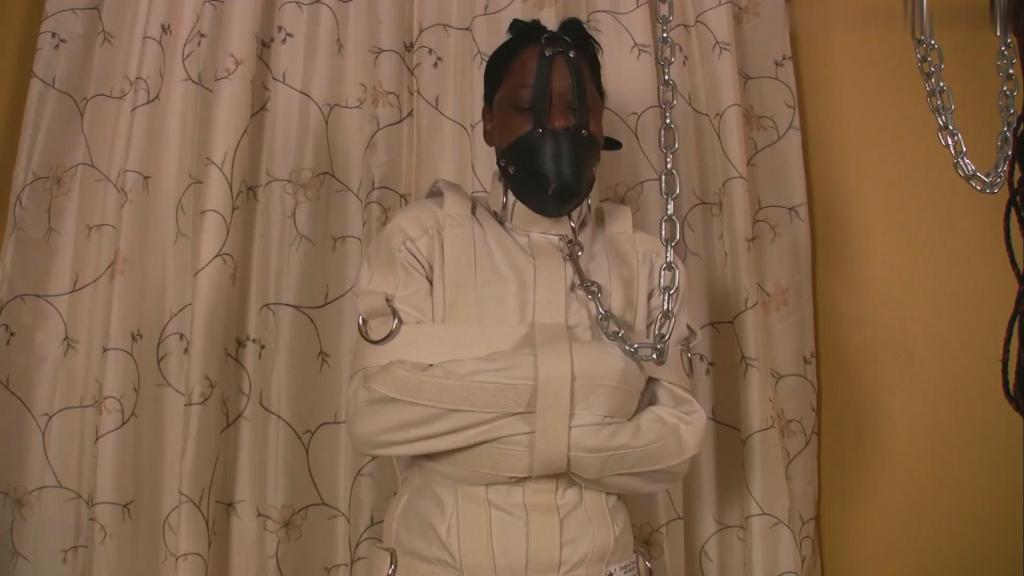 SashaL - Prisoner in Boot Asylum 由SashaL主演。她喜欢被捆绑、堵嘴，然后尝试逃脱。Maxcita束缚衣将给她带来挑战。她的嘴被塞满东西，并用胶带封住，位于皮质口套下方。Starring SashaL. She likes to be tied up and gagged and try to escape. The Maxcita straitjacket will give her a challenge. Her mouth is stuffed and taped under the leather muzzle.