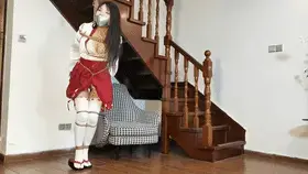 【嫣儿】定拍红白巫女其二 这次是定拍的第二部分，到了我最喜欢的踮脚挣扎片段了。这个片段中刚开始大金师傅就把嫣儿胸前的衣服扒开了，露出蕾丝内衣以及丰满的事业线，绝赞，接着是一连串身体各个地方的特写镜头。然后大金接着摘掉了嫣儿的鞋子，把她身后的绳子收紧，进一步让嫣儿脚踮起得更高，再用仙女棒给嫣儿好好的来了一番，高潮连篇。棒加上长时间踮脚的原因，在这段最后嫣儿基本脚软站不住了，开启震动模式，全靠身后的绳子拉起来，真是太敬业了。<br>ps：有个很乐的地方，膝盖那两道绳是在第一部分坐着的时候绑的，等到了要踮脚站立的时候发现绑得太紧了，没法伸直腿，结果阴差阳错使得本次踮脚的过程折磨程度增加了<br><br>惯例的网盘内是原版视频和附赠的套图<br>时长19分钟，大小1.26G，套图20p，解压密码123，请勿在线解压