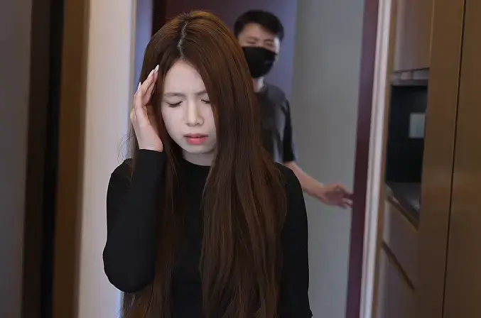 【定拍转公映】醉后的疯狂 女主宋宋晃晃悠悠得打开家门，男主跟在女主后面一起进了女主家里面，女主一边脱鞋子一边和男主说:<br>“谢谢你送我回来，你赶紧回家吧，我自己能行的。”<br>男主看着女主说:<br><br>“你真的没问题吗，我再陪你一会儿再走吧。”女主和男主说自己没有问题，就是有点晕，然后催促男主离开。然后女主低头换拖鞋的时候突然捂着嘴想吐，然后跑进了洗手间。女主对男主说:<br>“哎呀，我可能要麻烦你了，麻烦你去帮我倒些水喝，谢谢。”<br>.............<br>”看来今天终于等到这个机会了，真是千载难逢的好机会啊。”<br>.........<br>“宋宋，你每年生日我可是都按时送你生日礼物，可我生日的时候你总是说这次忘了拿给我了，下次带给你，我看你其实是压根就没准备吧。算了，你的这双玉足就算是补我这几年的生日礼物了，现在我要来拆礼物了!!!!”<br>定拍合作请联系QQ1372181502 2838269780 网盘解压密码bill 不要在线解压