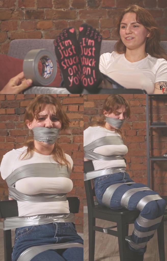  Bramble - Tight Chair Tape Bondage with Sponge-Stuffed and Taped Mouth 视频一开始，布兰布尔正慵懒地躺在沙发上，全神贯注地玩着手机。她穿着滑稽的黑色袜子，一副随意的样子，完全没有意识到即将发生什么有趣的事情。<br><br>我走近她，提议我们找点乐子——布兰布尔欣然同意。<br><br>片刻之后，她被灰色胶带紧紧地绑在椅子上。她的身体被牢牢固定住，然后我用一块大海绵塞满她的嘴，再用多层胶带紧紧地缠绕住她的头部，将她的嘴封得严严实实。<br><br>之后，我走开了，留下布兰布尔独自挣扎。<br><br>她扭动、拉扯，试图动弹，但胶带牢牢地束缚着她。她只能透过塞满东西并被胶带封住的嘴发出微弱的呻吟，用甜美而恳求的眼神望着镜头，仿佛希望在那里找到帮助。<br><br>这是一个简单、紧绷、经典的椅子胶带捆绑场景，嘴里塞满了东西，布兰布尔无助地挣扎，以及她可爱的反应。At the start of this clip, Bramble is relaxing on the couch, completely absorbed in her phone. She's wearing funny black socks, looking casual and unaware of what kind of fun is about to happen.<br><br><br>I approach her and suggest we entertain ourselves a little - and Bramble willingly agrees.<br><br><br>A moment later, she is tightly taped to a chair with gray tape. Her body is secured firmly in place, and then I pack her mouth with a large sponge, filling it completely before sealing it shut with many tight layers of tape wrapped around her head.<br><br><br>After that, I step away and leave Bramble alone to struggle.<br><br><br>She twists, pulls, and tries to move, but the tape holds her tightly. All she can do is make soft muffled moans through the packed and taped mouth, looking into the camera with sweet, pleading eyes, as if hoping to find help there.<br><br><br>A simple, tight, classic chair tape bondage scene with a very stuffed mouth, helpless struggle, and Bramble's cute reactions.