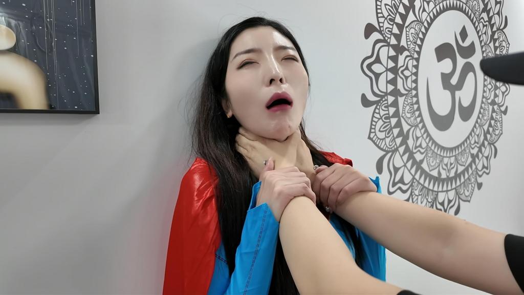 女超人遇难记之佳佳 李大侠原创、女超人被人设计诱骗到一住处，两人展开大战，由于房间限制了超人能力，被反派掐住脖子，制服后被捆绑到十字架上拷打....视频元素，白袜，踩踏，掐脖，捆绑，鞭打，超人.本工作室提供私人定制绳艺视频、定制绳艺体验、约拍模特、牢房体验、私人定制体验、剧本体验、出售配方麻绳、原味、另外招募绳艺模特、视频统一解压密码h123456 定拍联系QQ1642384671加我注明妖狐吧