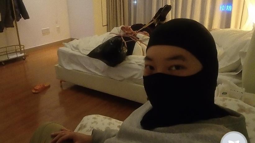 小南梁的私房约绳，强制绑架 强行捆绑起来后堵嘴，摁在床上摩擦和挠痒，当作玩具一样随意摆弄<br>蒙上眼睛之后假装强健，其实连裤子都没脱<br>不过把她折磨的很害怕很紧张