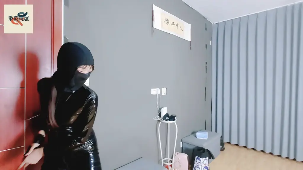 秦韵绳屋 偷啵啵贝的女窃贼 笨贼想不开了，跑来偷窃啵啵贝，被抓个正着，各种拷问...<br>本片经过模特知情同意进行拍摄，无任何真实暴力发生。<br>秦韵绳屋祝大家：马年行大运，发大财。<br>业务QQ：1937963514，可接定拍，约拍，线下体验，欢迎骚扰。<br>解压密码：qinyun