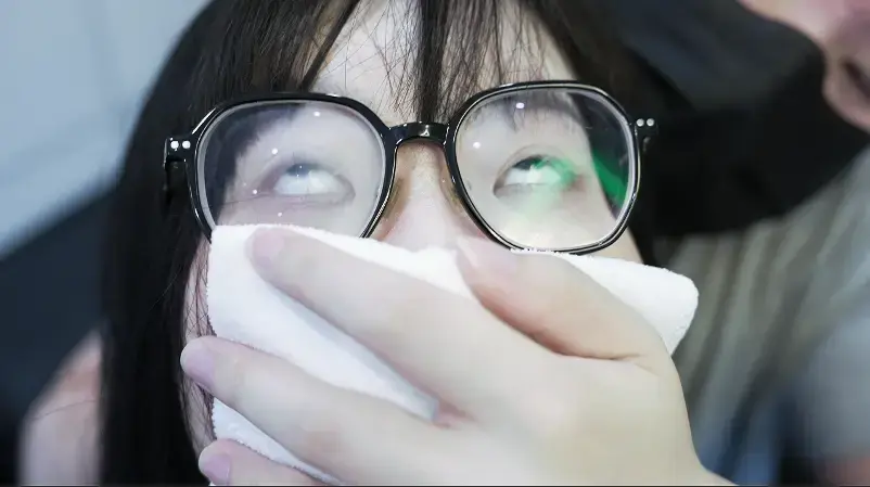 窒息体验馆 某天 C市来了一名叫做M先生的人，在市中心开了一家名为窒息体验馆的地方，起初大家都慕名而来，但是许多去过体验馆的人事后纷纷失联。这天一位名叫小麦的女学生来到了这里推开了体验馆的大门，她的目的是为了寻找自己失踪姐姐的线索，走进“窒息体验馆”，签下知情同意书后体验“深海冥息”项目。黑暗中她闻到苦杏仁味，感到真实窒息，体验无法终止，她最终被黑暗吞没。事后警方在地下发现她面带微笑的遗体，其中一具手心攥着写有“不要再来了”的怀表。M先生消失，小麦也下落不明，留下悬念。 定制联系qq2576361018