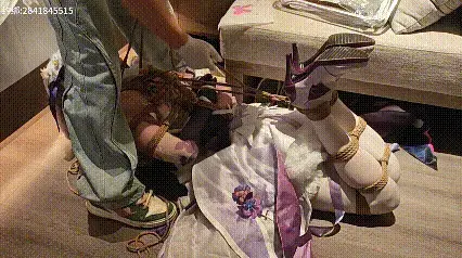 希儿极限驷马返场1 众说周知希儿的极限驷马是我最喜欢的。被绳子紧缚的身体丝毫无法动弹，要加上高强度的郊狼电击与充气口球的窒息申喉感才能激发挣扎被动。传奇耐绑王这次陨落了，第二集更是杨永信附体化身雷电法王