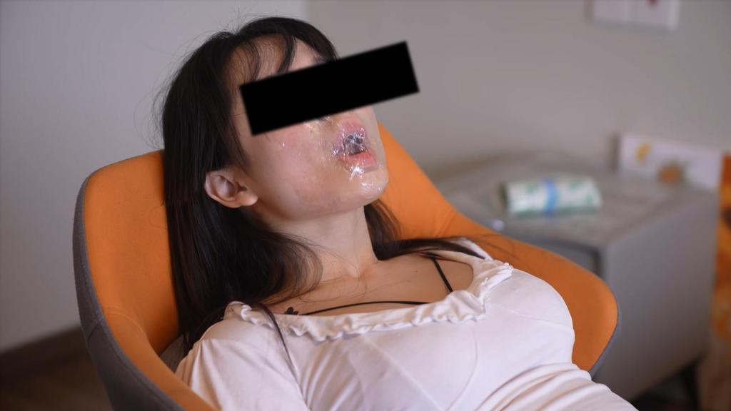 【小萌同学】定拍敷贴窒息杀人案件 网盘html的格式改为rar  定拍QQ3644107894 <br>宾馆内发现一具死相凄惨的女尸，身穿牛仔短裤 短袖 超薄肉色连裤袜 双手反绑 口鼻处贴了敷贴被活活闷死旁边有挣扎掉的小白鞋，凶手把jk小萌骗到宾馆 闲聊时候给谁下了药 给女孩迷晕把女孩双手反绑放到凳子上腿放床上女孩醒了凶手逼问密码 女孩不说凶手恼羞成怒拿塑料袋套在女孩头上女孩拼命挣扎鞋挣扎掉被闷晕<br>凶手给女孩换短袖 短裤 小白鞋 还是穿超薄肉色连裤袜 他继续逼问密码女孩不说他拿敷贴封住女孩口鼻 女孩拼命挣扎 两只鞋挣扎掉 最后被活活闷死...