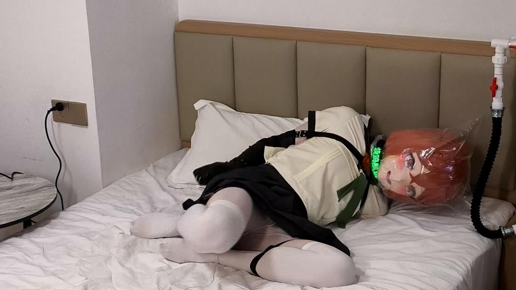 【凯璐kigurumi】JK单手套窒息脱力晕厥+真空头套抽气绝望挣扎 凯璐被带上了单手套，并被套上了塑料袋，说的是让自己挣脱开，但完全不可能啊啊啊，单手套太紧了，根本就出不来，呼吸越来越困难，到最后已经浑身无力了，倒在了床上......稍作休息后，又被套上了塑料袋，并被真空抽气，抽气机开启的瞬间，强烈的窒息感袭来，最后还进行了极限抽气，直接抽到了空肺，连求救都喊不出来~~