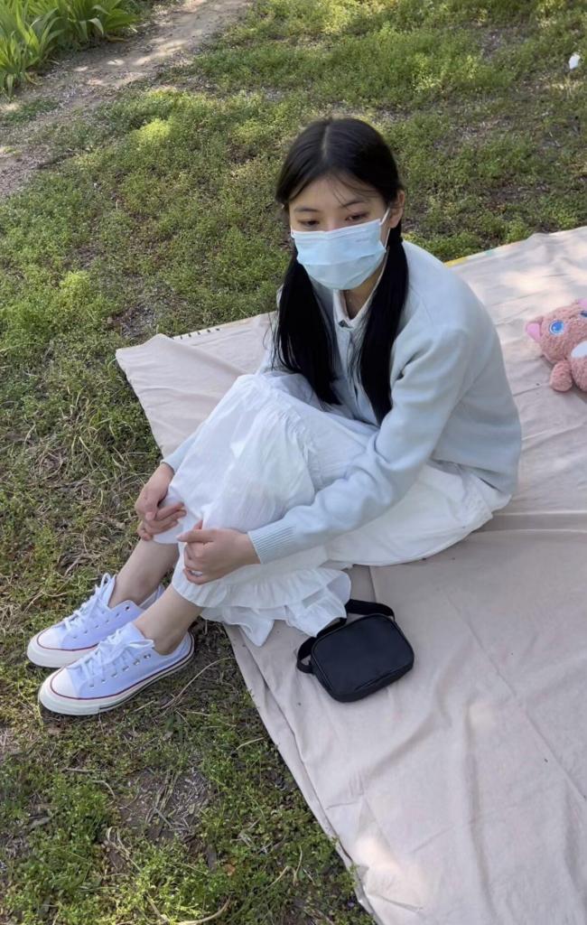 镣铐春游记-18岁女孩镣铐露营的一整天（上） 早起带上帐篷和吃的到户外<br>带了多副镣铐，手铐铐脚、连脚铐玩了一会儿，带上1.5kg黑铁到处溜，被罚被铐在树上，吊铐吊在树杈上，被迫踮脚，然后回到营地休息吃东西，驷马铐着午休，下午戴着9斤的重镣到处走路，后面被加戴一副3斤的一共12斤的脚镣走路，又被分铐在树上，玩了一天戴着镣铐收拾东西，在汉服裙子遮盖下戴镣打车回家。<br>此作品共2.5小时时长，本段为上集，72分钟<br>这一段讲了妹子出门搭好帐篷，等不及了就戴上手铐，脚腕也用小号手铐铐紧，自己玩了一会儿，站起来走路，然后又把手脚连铐起来，弯着腰走来走去，之后带上了1.5kg的脚镣，走到远处想跑去其他地方玩被发现，反铐在树上挣扎，看还不老实，用铁链和手铐吊在树上，吊的有点高，妹子只能踮脚站着，不一会儿就求饶了，回去后为了防止走远，给加戴了一副9斤的重镣，加上三斤黑铁的一共12斤，妹子挺高兴的，戴着走来走去。<br>布莱恩原创作品 1071263211<br>因为视频太长，保管库为标清文件，高帧率在网盘链接，链接如果失效，联系我补即可