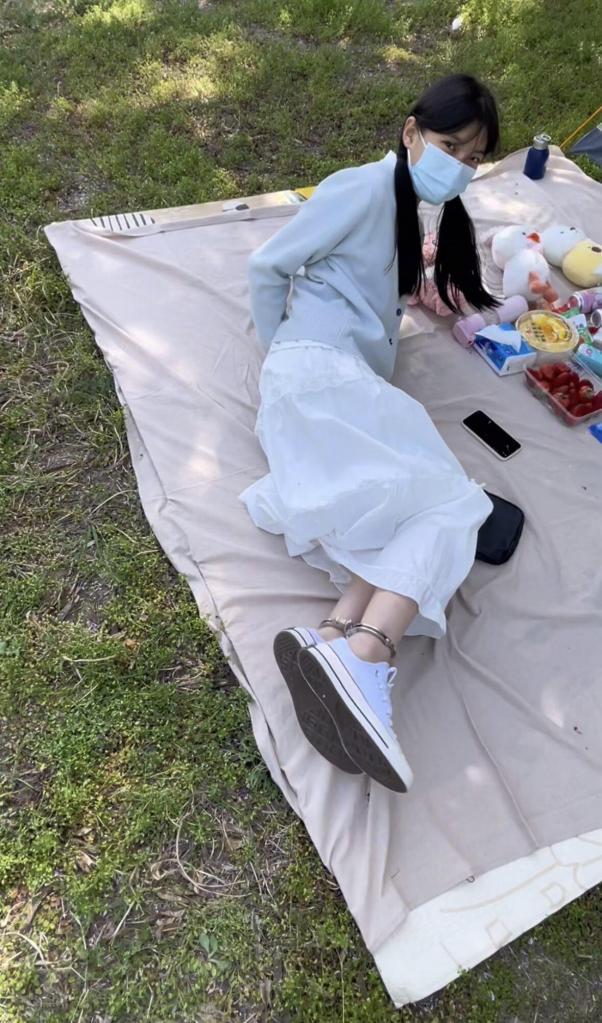 镣铐春游记-18岁女孩镣铐露营的一整天（下） 续接上集 本集74分钟 为完结篇<br>午休时间，妹子手脚都被铐上最小号的手铐，驷马用铁链连起来，在外面玩了一下就搬到帐篷里睡觉，这里拍了特写，可以看到脚踝长期戴脚镣，被磨黑了已经，妹子醒来感觉手腕和脚腕非常疼，给她打开后，戴了两幅脚镣，13斤，她很喜欢这样沉重的脚镣压脚后跟的感觉，那就给她大字型铐在树上，强制站立，踩下帆布鞋的后跟，好好体验一下重镣压迫的感觉。没多久就求饶说受不了了，然后解开，换上汉服，戴着1.5kg制式脚镣收拾东西，干了很久的活很累了，又强迫带着脚镣走到马路上，还是比较远的，然后打车回家，全程戴着脚镣，经常戴脚镣的都是道不穿袜子 踩后跟穿鞋，这样脚镣直接磨脚后跟是什么感觉，特别是时间长了，妹子一直坚持下来，在车上还拍了一段，一直到家都没打开。<br>布莱恩原创作品 1071263211