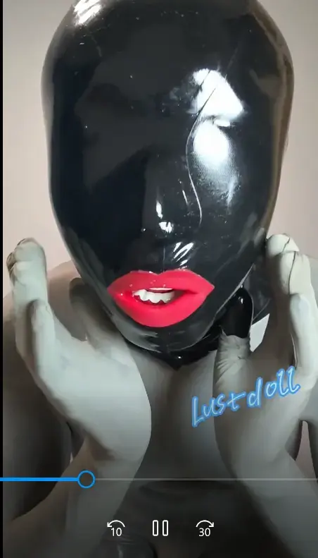 黑胶丝袜娃娃试穿超厚zentai 大家好 这里是lust 这次视频黑胶全包的lust先带上了红嘴头套 好像大家都很喜欢这个头套呢 脸入的胶加上红嘴头套就是一个完全封闭的娃娃了 带上黑胶手套 全身都被黑胶锁包裹 真的好喜欢 感觉身上不够紧 迫不及待又穿上灰丝连身袜 丝袜jj套叠在乳胶套套外面的感觉特别神奇 最后展示下最近新到的超级厚zentai 是12800d的 里面都是毛毛 感觉穿上会超级舒服 恋物癖狂喜 慢慢穿上zentai 可恶 居然没有开裆部拉链 最后带上头套 可惜自己一个人还是不太方便 带不上 如果有人帮忙就好了 就可以穿着多层一整天了 希望大家喜欢这个剧情 想观看更多欢迎关注lust的x：@Dream_magicdoll 有定拍的老板也可以私信哦 感谢！