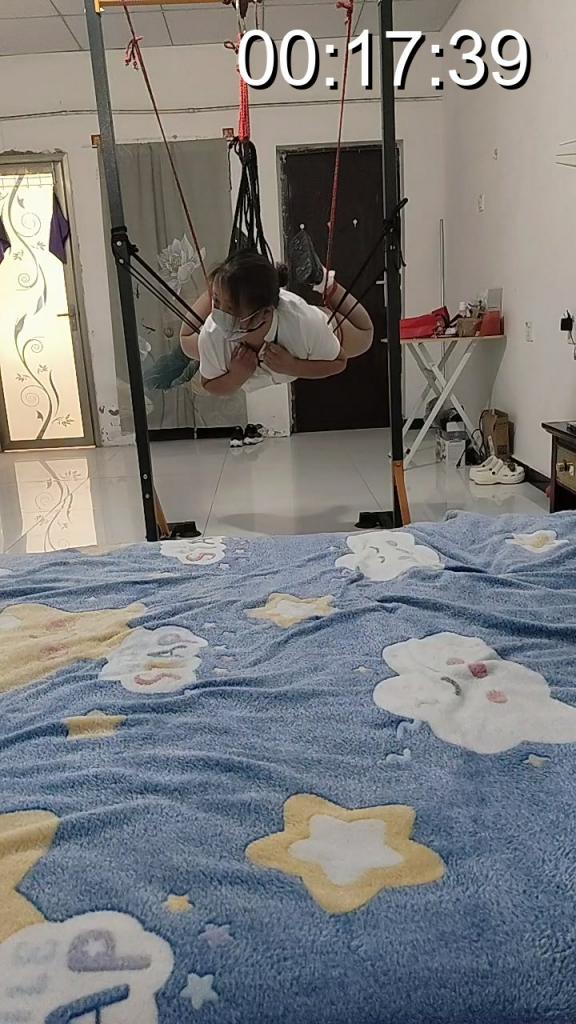 清闲下来的女护士被迷晕调教 清闲下下来的女护士，由于感冒，喝下同事递过来的水后，睡死过去，再睁眼发现自己被高高悬吊起来调教。。。。。定拍交流加qq8723114