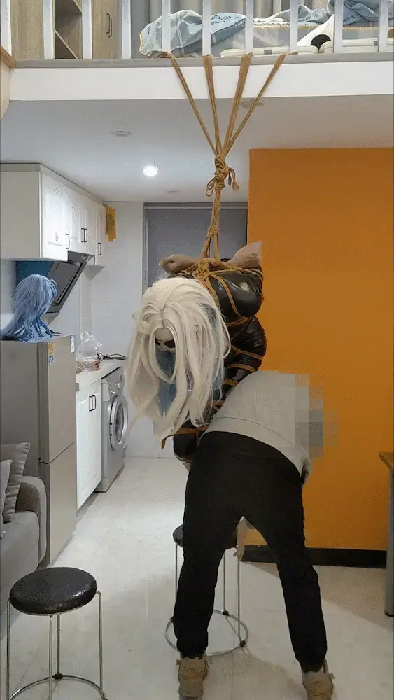 紧身皮衣流萤驷马吊缚+郊狼审讯 流萤换上了一身黑色的紧身衣，然后被全身紧缚吊在了高处，被一系列电疗审讯后又被驷马吊缚起来，大口球堵嘴，一句话也说不出来，只能不停的嗷嗷叫。