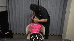 象人定拍————《外卖绑架案》下，小0和嗷嗷双双遭遇放置捆绑惩罚（片尾有采访） 卧室里小0被捆绑着躺在床上，歹徒正用绳子将她捆绑固定在床上。嗷嗷被绑在一把椅子上坐在床边。歹徒将小0绑好后，让嗷嗷将她被交叉捆绑的双脚搭在小0的腿上，然后用绳子固定绑住。<br>两个女孩瞪着歹徒，不断地呻吟，于是歹徒拿出了一条棉布往上面喷一点“蒙汗药”，然后盖在小0的鼻子上，然后蒙住她的鼻子脑后系结固定，最后再给小0戴上一个棉口罩，让小0只能呼吸带有催眠气体的空气。<br>之后歹徒也对嗷嗷如法炮制，嗷嗷激烈地反抗，最终也蒙住鼻子，戴上棉口罩，呼吸带有对面气体的空气。<br>为了加快2人的呼吸，歹徒又打开二人下体的玩具，让她们无法憋气。<br>最终，二人逐渐都晕了过去，皱着的眉头松开。歹徒关掉玩具，晕厥的二人的呼吸变得平稳。<br>嗷嗷一个人趴在床上，双手绑在背后，双腿双脚绑在一起，嘴巴还是被塞入堵嘴物后用绷带缠绕堵嘴。嗷嗷醒来，挣扎着下床，一蹦一跳地试图离开房间逃跑。她却不小心闯入榻榻米房间，撞上歹徒在捆绑小0，直接被歹徒抓住。<br>画面一转，小0和嗷嗷被绑着，背靠背站在一起，二人的脖子都被系上绳圈，连接高处。二人不得不都踮起脚尖，并且相互用手扶着对方的手来维持平衡<br>她们就这样艰难地一起站着，会有人能来救她们吗？<span style='color:#b0b0b0;'>[隐藏文字，购买后可见]</span>
