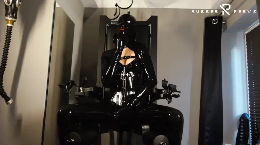 Rubber slut fucking her pussy <span style='color:#b0b0b0;'>[隐藏文字，购买后可见]</span><br>The slut wears a heavy studio gum helmet, with a latex mouth piece for full enclosure and gets more and more horny while being bound to a slave chair. Luckily she gets a gummi dildo for her pleasure and fucks her mouth and her pussy<br>捆绑、拘束、束缚、固定、手铐、乳胶、紧身衣、乳胶紧身衣、全包头套、假阳具、皮带