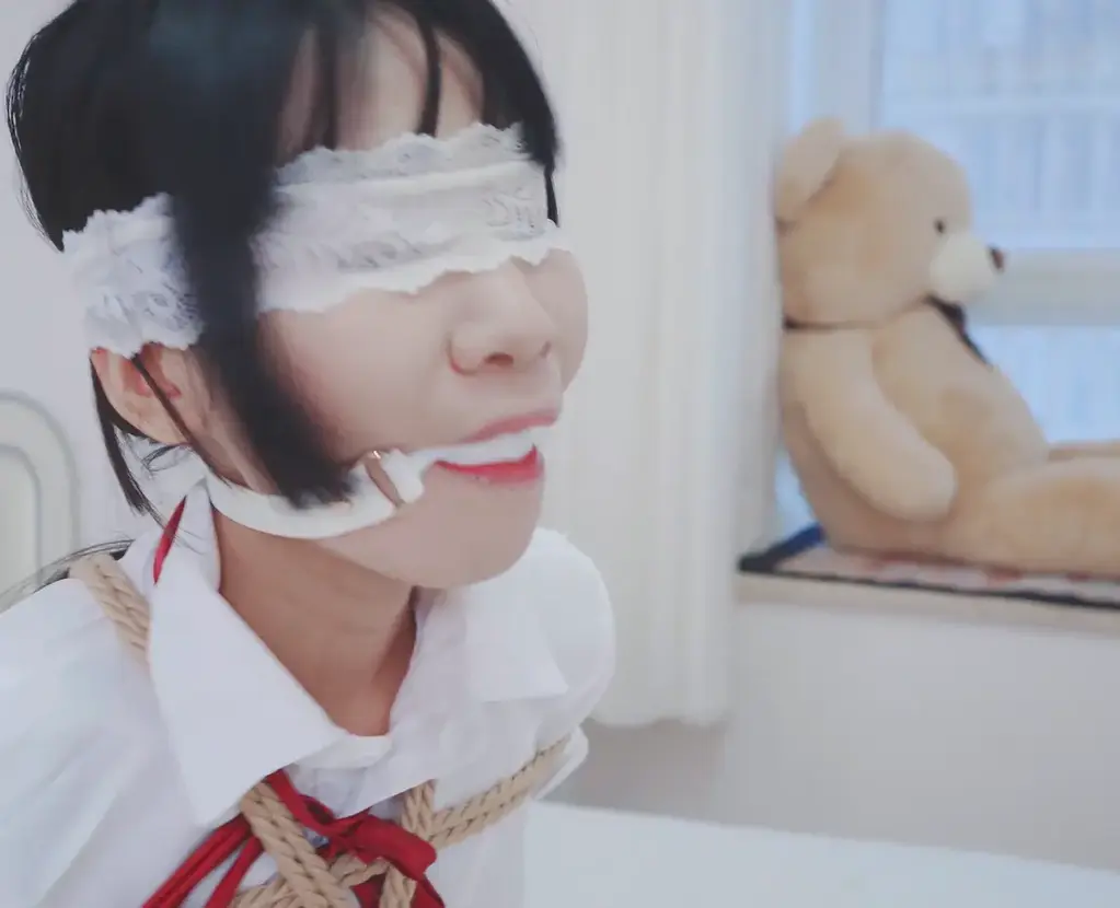 【LYB354】捆绑小学妹+啵啵贝震动糕朝 百度云下载后再解压，解压密码leng解压后改后缀为.mp4