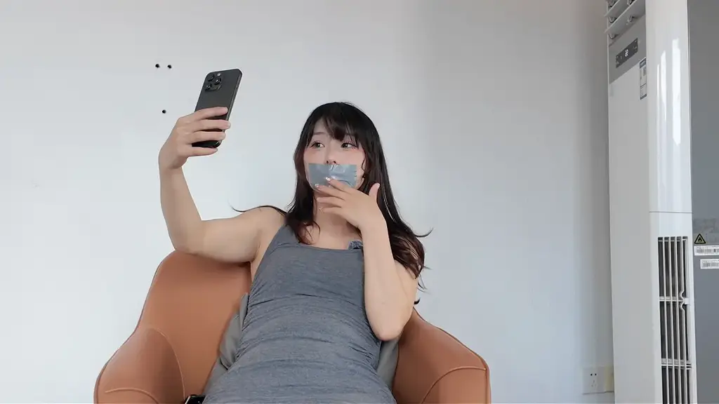 【Chrisgag】灰丝灰裙的姐姐自缚却遇到了小麻烦-上 很久没有拍日常穿搭了<br>灰裙子灰丝的姐姐今天非常想自缚，用绳子捆好灰丝双腿后胶带封嘴<br>沉浸在自缚中姐姐看起来遇到了些小麻烦<br>极致的沉浸式胶带封嘴挣扎纯享，快来帮帮姐姐<br>定拍qq：3979576715 vx：ChrisYu9901