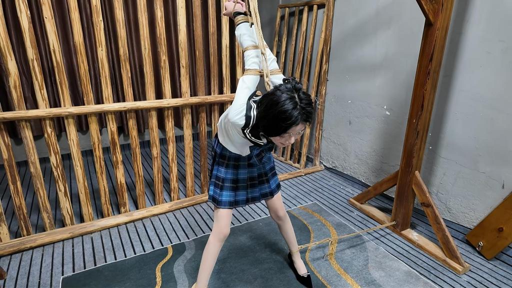 精神小体验绳艺 精神小妹叛逆十足，打着眉钉，唇钉，舌钉，肚脐钉，体验绳艺，没想到柔韧性特别好，直臂轻轻松松，后手观音也是非常牛掰，不过鞭子还是让她臣服直呼太疼了，最后竟然绑哭了，，，，，本工作室提供私人定制绳艺视频、定制绳艺体验、约拍模特、牢房体验、私人定制体验、剧本体验、出售配方麻绳、原味、另外招募绳艺模特、视频统一解压密码h123456 定拍联系QQ1434003729加我注明妖狐吧，需要解压两次，密码一样