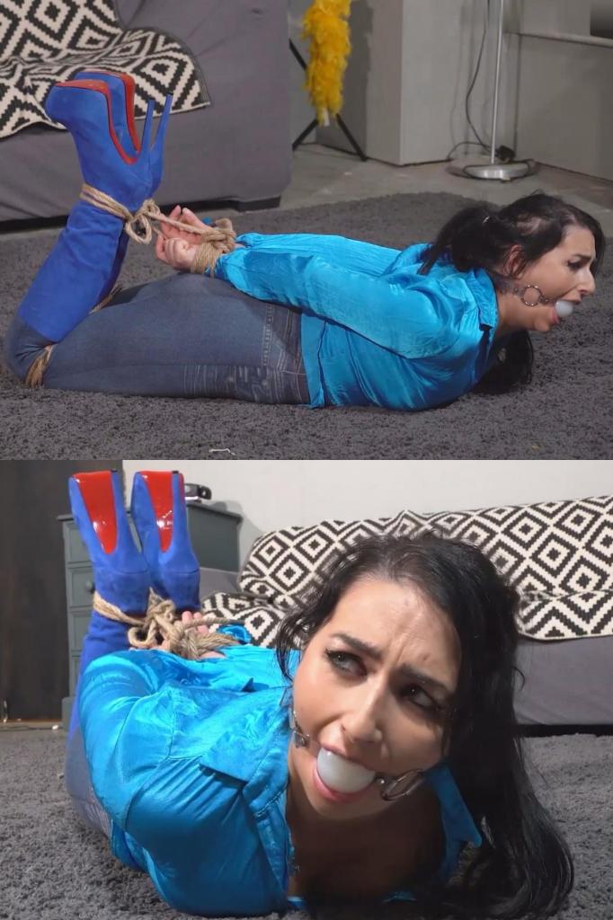 5242 Sapphire in Rough Rope in Blue Blouse 蓝宝石穿着她那双蓝色大靴子、牛仔裤和衬衫，我们用粗糙的绳子把她绑了起来。她被五花大绑的时候，嘴里还塞了一个漂亮的大白球形口塞。太棒了。 sapphire is wearing her big blue boots, jeans and blouse and we use rough ropes to tie her up. A nice big white ballgag is also used as she is hogtied. Awesome.
