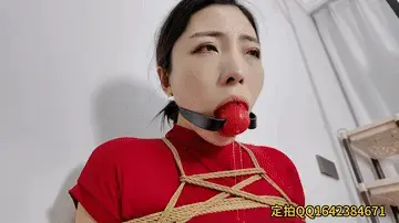 口水地狱之佳佳上 李大侠原创、口水女神佳佳再战小恶魔，各种口塞流口水，硅胶口球，直臂柱缚，五花吊带木伽，日式小恶魔，老虎凳两种羊具口塞，最后评价小恶魔最收集口水，可以把口水存留在里面，打开那一瞬间，全部流到身上，透过体恤直接流到内衣里面，全部湿透，把坐垫都湿两大片。口水弄得佳佳自己屁股都湿了，羊具口塞带到干呕，眼泪都出来了，由于文件太大，不得已压缩，把捆绑部分删减加速，另外也敬请关注下集，下集也会近期发布，下集集合了悬吊，这条湿透的丝袜直接堵到了佳佳嘴里，最后深吼到干呕吐，本工作室提供私人定制绳艺视频、定制绳艺体验、约拍模特、牢房体验、私人定制体验、剧本体验、出售配方麻绳、原味、另外招募绳艺模特、视频统一解压密码h123456 定拍联系QQ1642384671加我注明妖狐吧，需要解压两次，密码一样