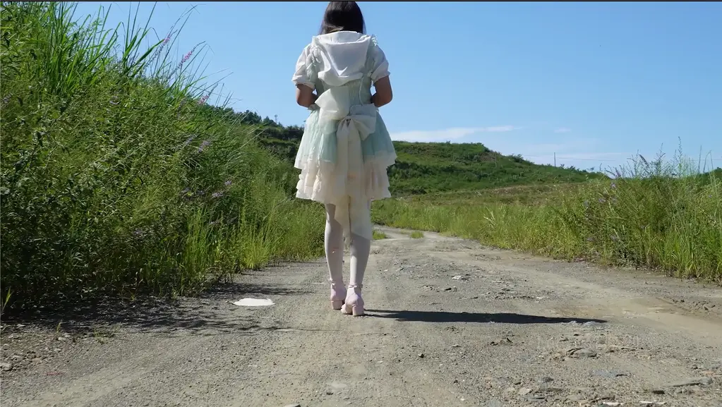 小姐姐穿着粉色lo鞋踩泥 LucyCat的原创作品。这期是lo裙配粉色lo鞋和蝴蝶结连裤袜，踩到泥巴里面有puchi的声音，最后模特妹妹也是坐在泥里面把袜子裙子抹脏，全长32分钟