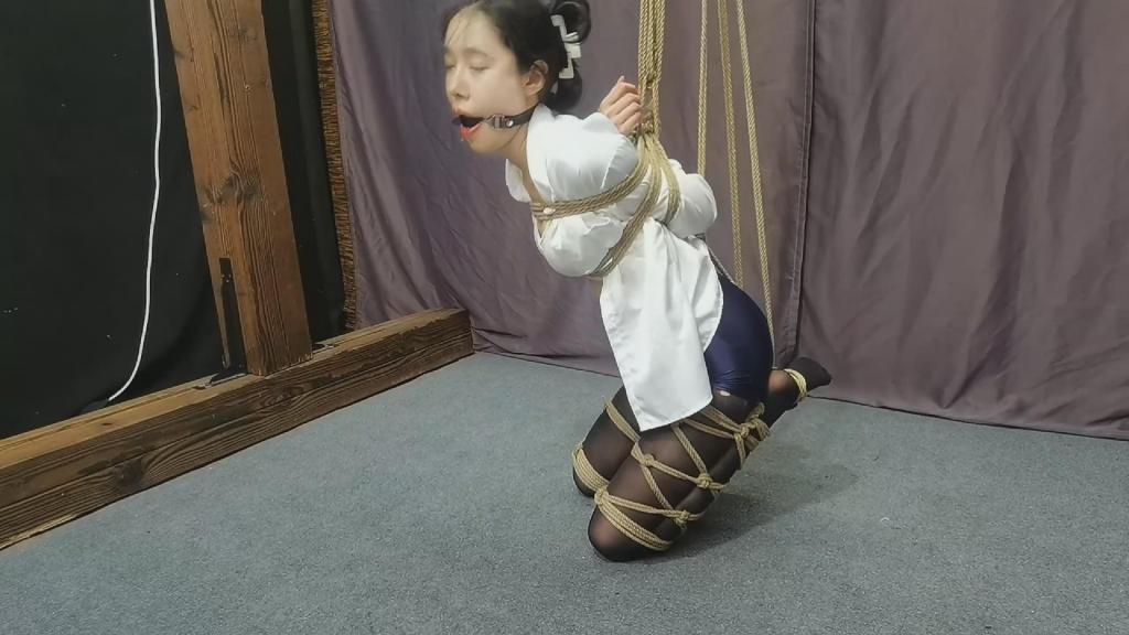 定拍：艺仙儿后手观音吊缚 感谢飞天老哥制作的视频，艺仙儿身材顶级，颜值上乘，耐力也是一流，这标准的后手观音，全网能做到的数不出几人，再加上痛苦的小表情，挣扎和呻吟，惹人心疼。破碎感满满。剧情定拍，版权独享，私人定制加我qq2332635397<span style='color:#b0b0b0;'>[隐藏文字，购买后可见]</span>